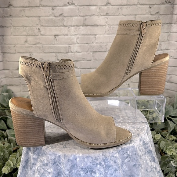 Universal Thread “Jazlyn” Whipstitch Open-Toe Faux Suede Zip Heels WMS 9M✨NWOT - Picture 4 of 10
